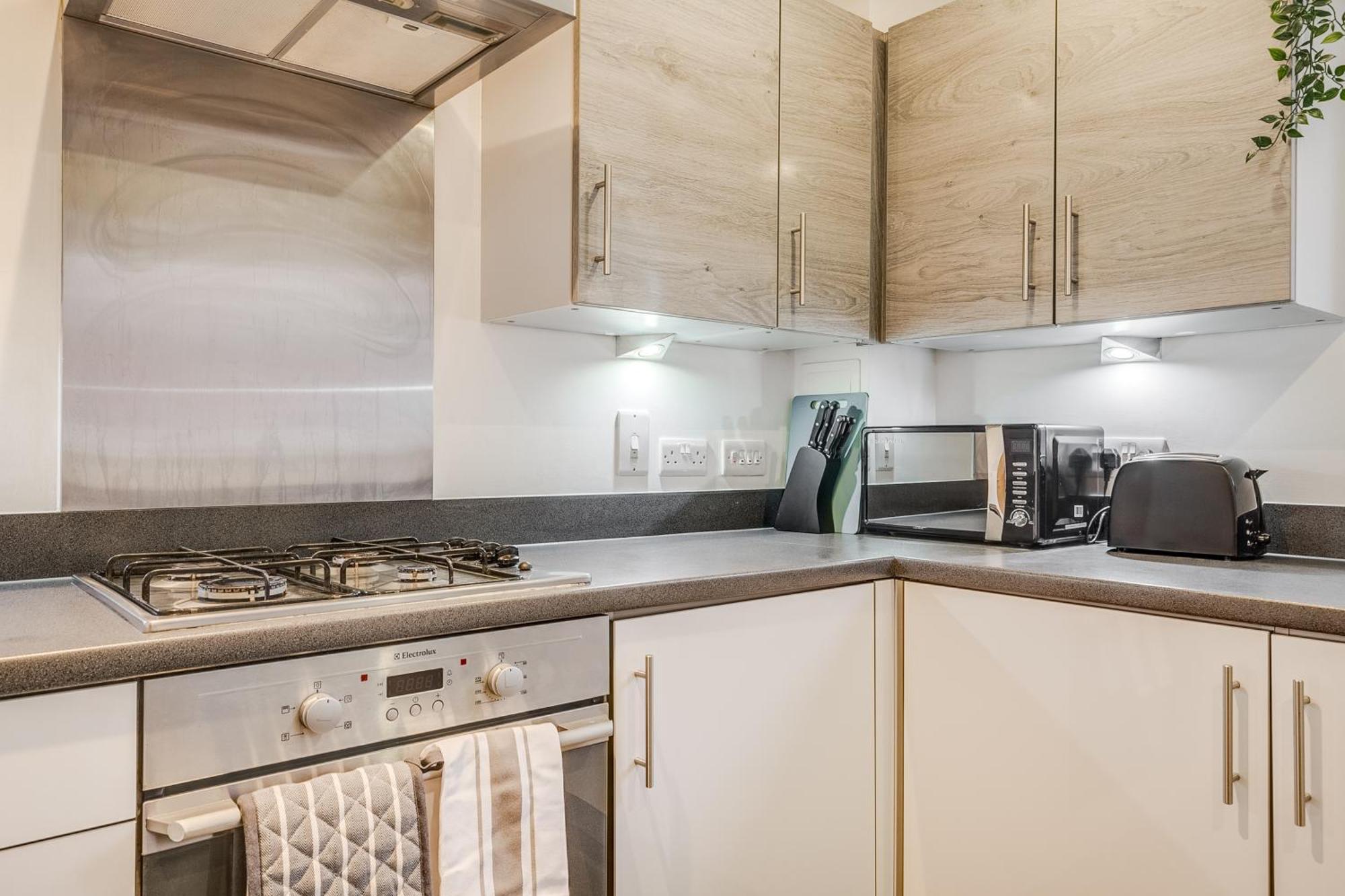 3 Bedroom Detached House Free Car Park Close To Town Airport Luton  Extérieur photo